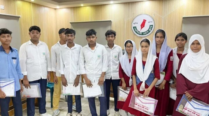 নরসিংদীতে ভুল প্রশ্নে পরীক্ষা দিয়ে বিপাকে এসএসসি পরীক্ষার্থীরা